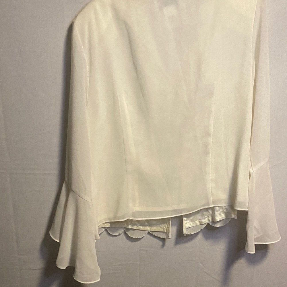 Elegant Cream Blouse with Delicate Detailing - Picture 7 of 7